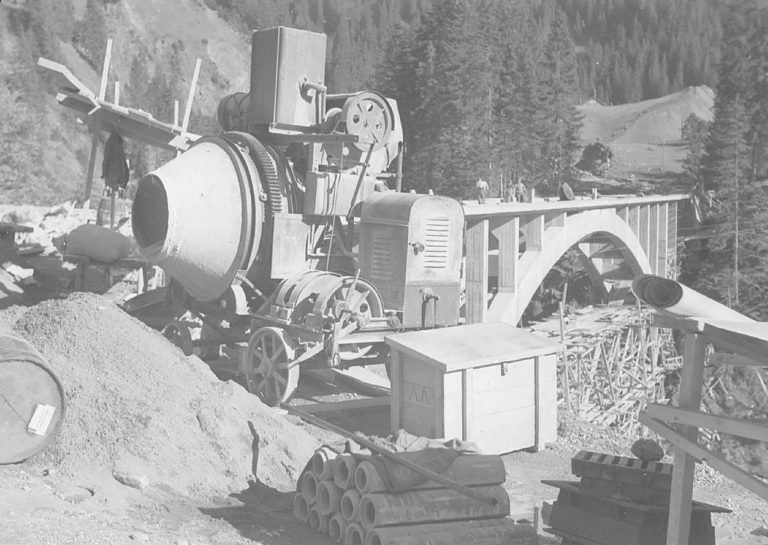 1936 einigten sich Land und Bund auf den Ausbau zur vollwertigen Autostraße mit einer Kostenverteilung Bund 70 und Land 30 Prozent.