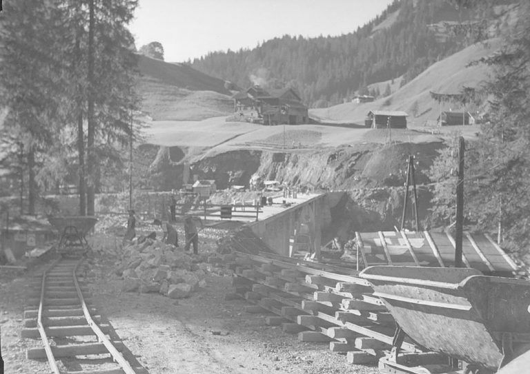 Ab dem 15. Mai 1953 arbeiteten 110 Arbeiter mit Hochdruck an der Fertigstellung der letzten Teilstücke der Hochtannbergstraße.