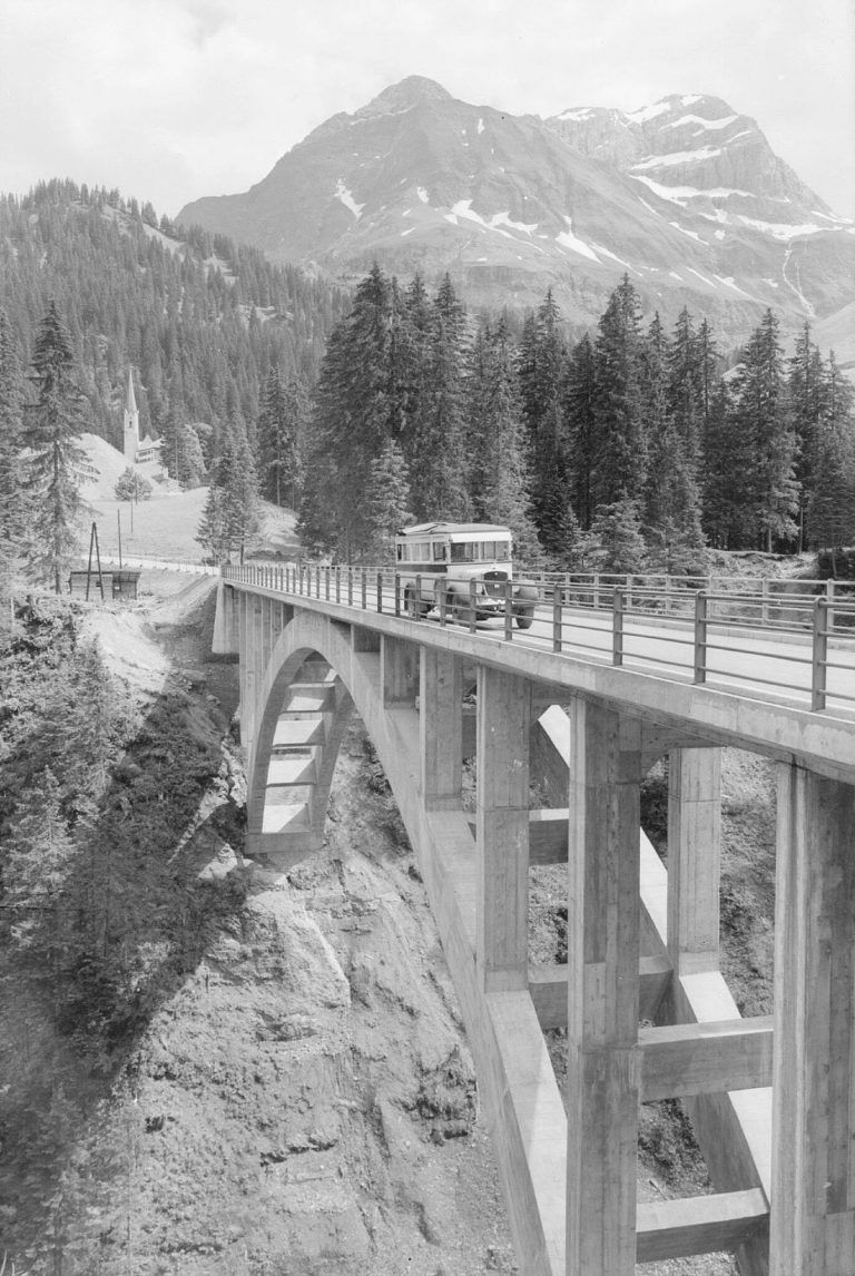 Eine beachtliche Leistung war die Errichtung der Hochtannbergbrücke bei Schröcken.<br><span class="copyright">Sammlung Risch-Lau, Vorarlberger Landesbibliothek</span>