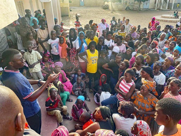 Alle Familien sind in den Schulhof eingeladen worden – sie wussten im Vorfeld nichts von der Lebensmittelaktion.