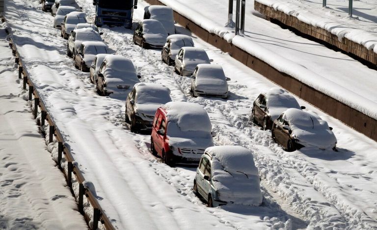 Am Dienstag schneite es in Griechenland weiter. Viele Menschen saßen in ihren Autos fest, einige verließen ihre Autos und gingen zu Fuß nach Hause.  Reuters