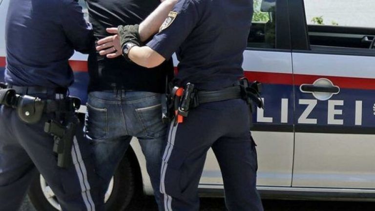 <p class="caption">Für drei weitere Mitglieder einer räuberischen syrischen Jugendgang klickten die Handschellen. <span class="copyright">symbol/polizei</span></p>