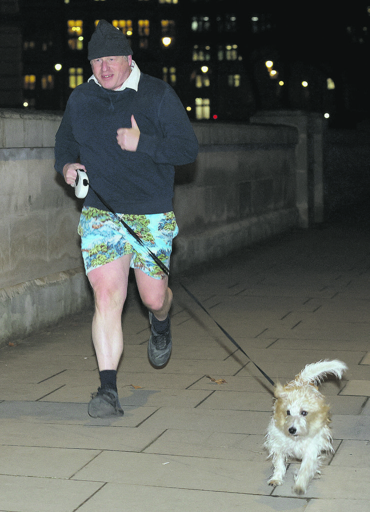 Auffälliges Outfit: Der britische Premier Boris Johnson beim Joggen mit seinem Hund Dilyn im James Park in London. Reuters