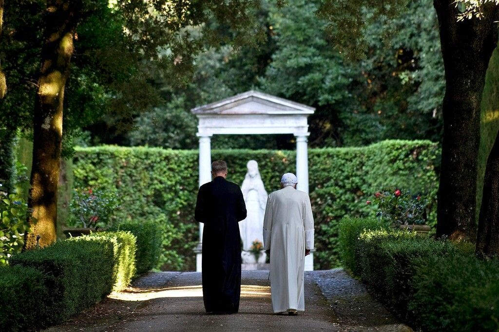 Ex-Pontifex im Fadenkreuz