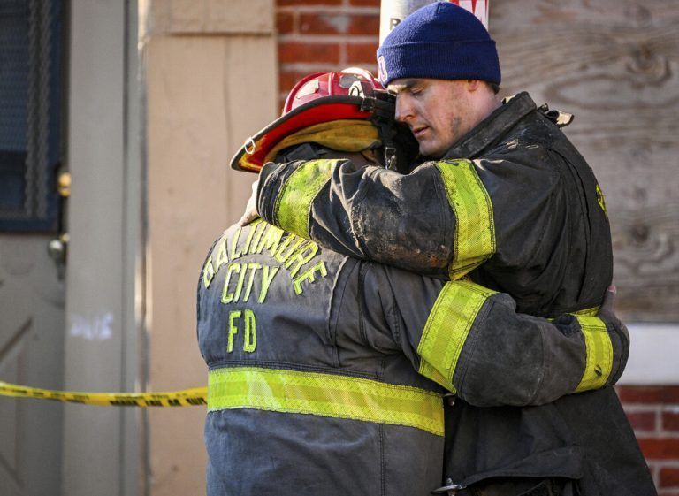 Berührende Momente: Der Einsatz bei einem brennenden Reihenhaus in Baltimore ist zwei Feuerwehrmännern sichtlich nahegegangen. AP