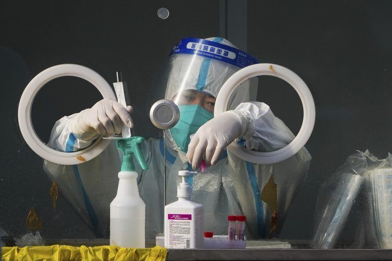 China verfolgt mit strengem Regime eine Null-Covid-Strategie und hat das Virus gut im Griff - kurz vor Beginn der Winterspiele in Peking. AP