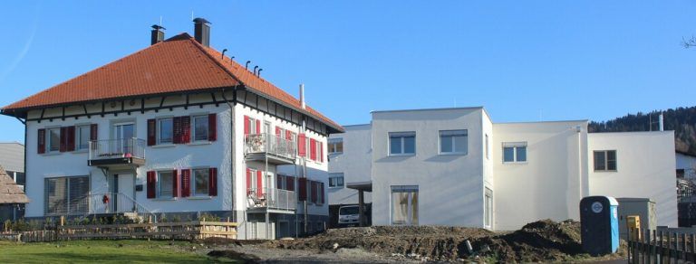 Das Maurerhaus wurde adaptiert und erweitert und durch mehrere Reihenhäuser ergänzt. So entstanden rund ein Dutzend Wohnungen.