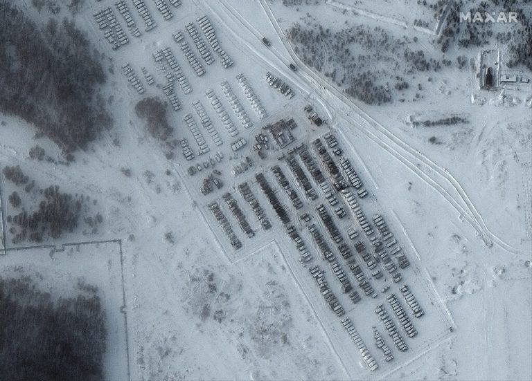 Das Satellitenbild zeigt russische Militärfahrzeuge, die in Jelnja, unweit der ukrainischen Grenze geparkt sind. MAXAR TECHNOLOGIES