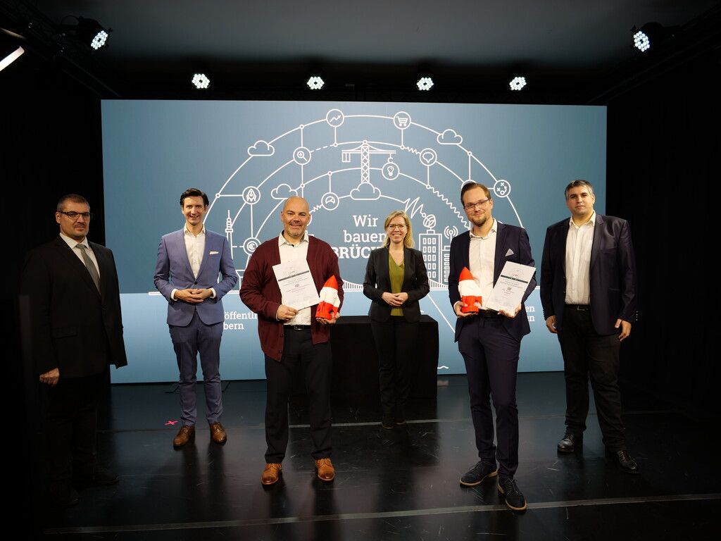 Nüziger Start-up vor dem Vorhang