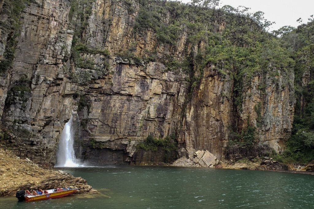 Felswand stürzt in Brasilien auf Touristenboote: zehn Tote