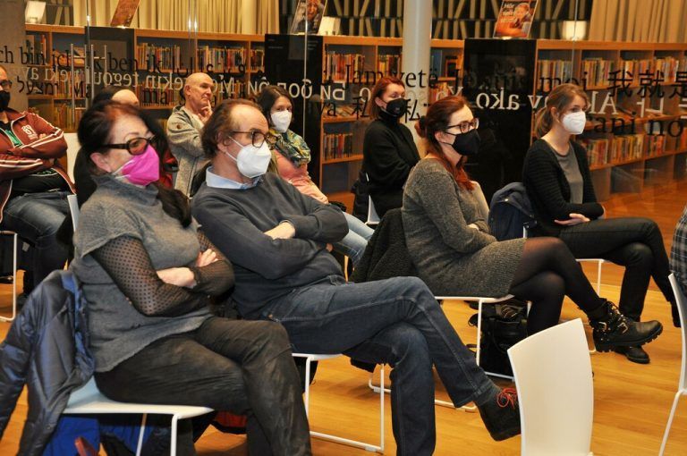 Die Besucher freuten sich, dass die Lesung unter Berücksichtigung der Corona-Regeln stattfinden konnte.