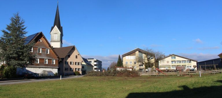 <p class="caption">Die Hochstammbäume in Boche-Bündt sind gerodet, die Verlegung des Dorfbachs ist eingeleitet, das Projekt der künftigen Verbauung ist auf dem Tisch.</p><p class="caption"/>