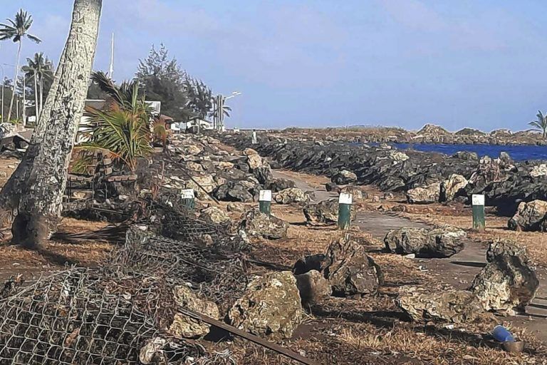 Die Megaeruption in Tonga hat einen bis zu 15 Meter hohen Tsunami ausgelöst, der schwere Zerstörungen angerichtet hat.AP