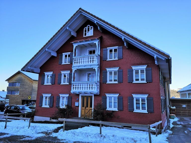 Die Räumlichkeiten für die Spielgruppe im „roten Haus“ werden großzügig erweitert.