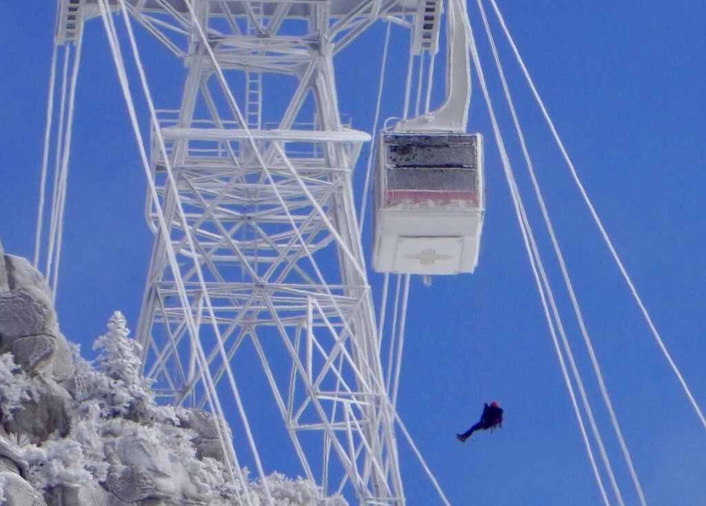 21 Menschen saßen über Nacht in Seilbahn fest