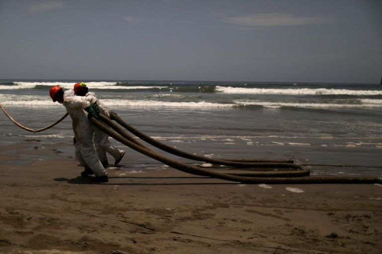 Die Säuberungsarbeiten nach der Ölpest vor der peruanischen Küste dauern an. Reuters