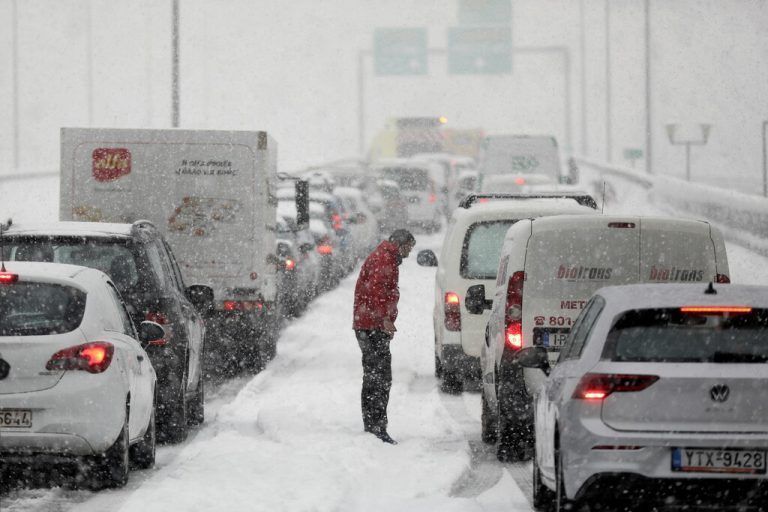 Die starken Schneefälle brachten auch den Verkehr in Athen zum Erliegen. reuters