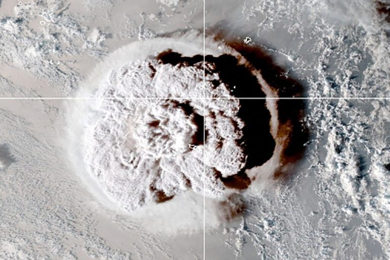 Ein Satellitenfoto zeigt eindrucksvoll, mit welcher Wucht der Unterwasservulkan explodierte. Boote und Felsbrocken wurden an Land gespült, Gebäude beschädigt. RTS