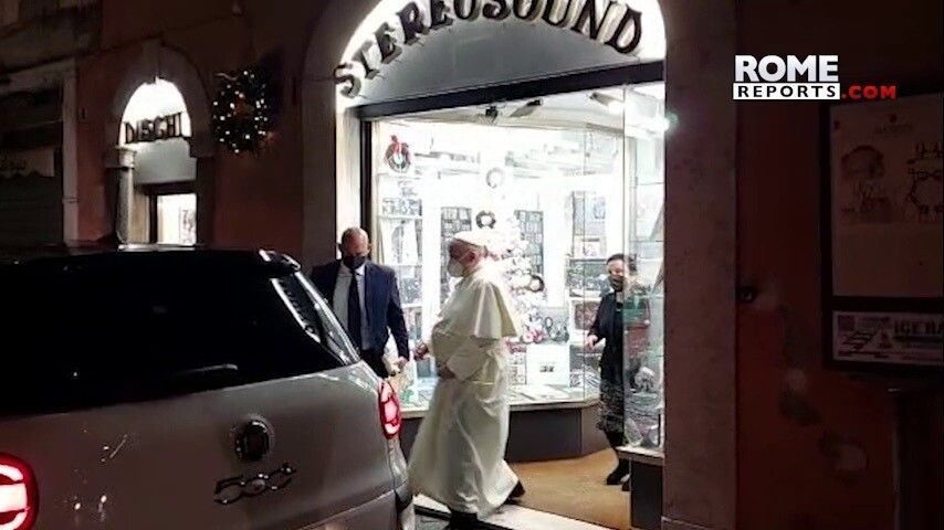 Papst löste sein Versprechen mit Plattenladen-Besuch ein