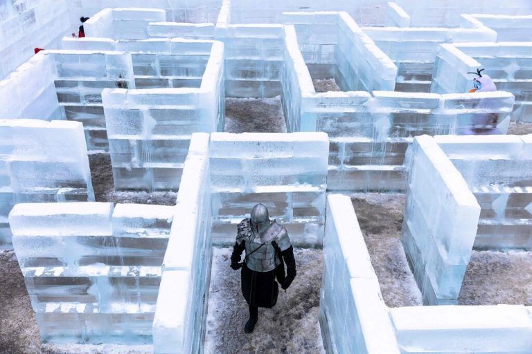 Eine in eine Ritterrüstung gekleidete Frau läuft durch den Ice Palace Maze in Stillwater in Minnesota, dem größten Eislabyrinth in den USA. AFP
