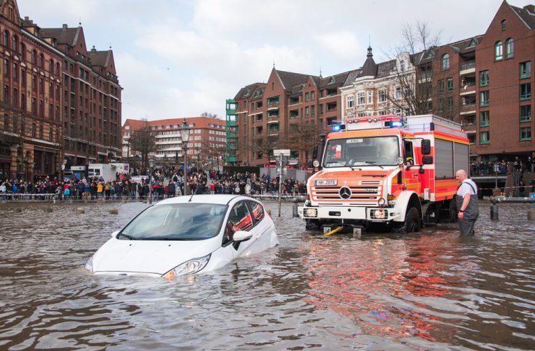 Eine schwere Sturmflut setzte den Fischmarkt im Hamburger Stadtteil Altona unter Wasser. Die Feuerwehren waren gestern im Dauereinsatz. dpa