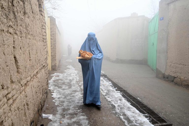 Eine verschleierte Frau holte sich in den Straßen von Kabul kostenloses Brot der 