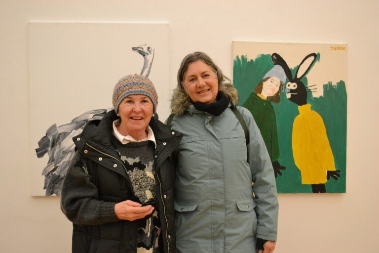 Elfi Kössler (l.) und Monika Grabher bestaunten die Werke.