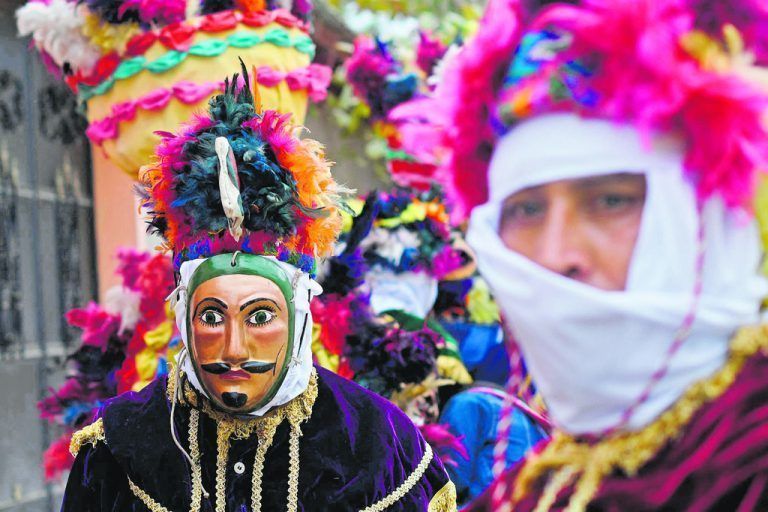 Farbenfrohes Spektakel in Rabinal, einer Stadt im Norden von Guatemala: Die Tänzer sind Teil einer Feier für den Schutzpartron des Ortes. AFP