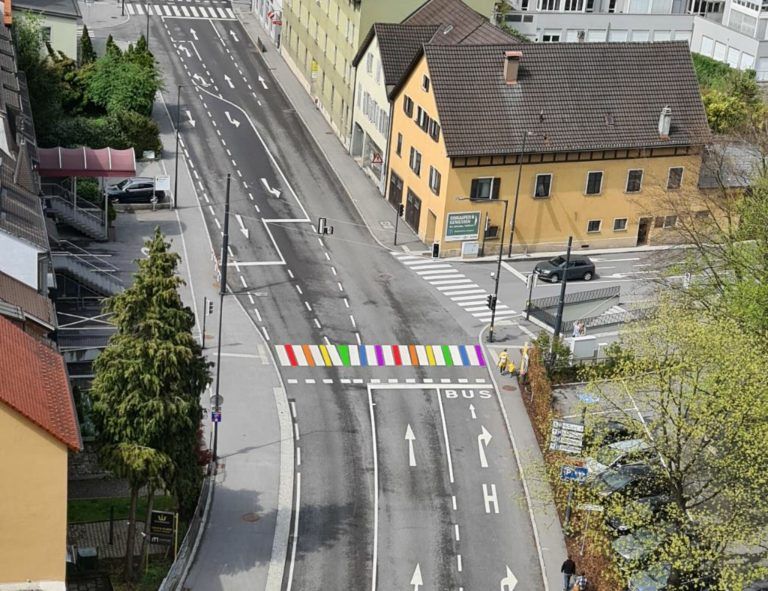 Infolge der brennenden Flaggen gab es mehrere Solidaritätsbekundungen, in Feldkirch etwa in Form eines Regenbogen-Zebrastreifens. <span class="copyright">Lackner</span>