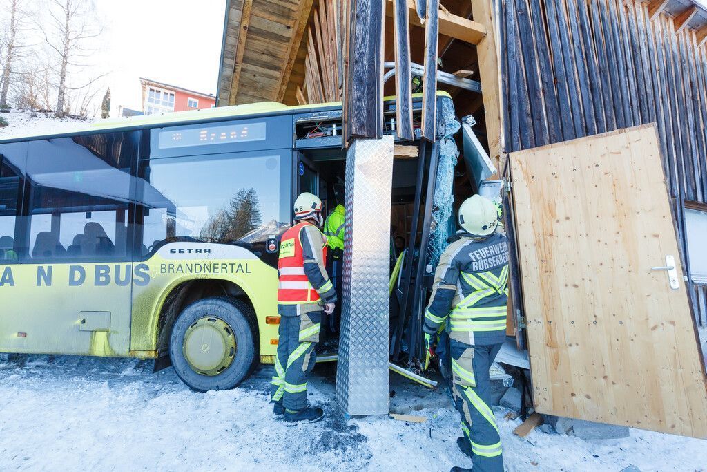Landbus machte sich selbstständig: Neun Verletzte bei Unfall in Bürserberg. »A10
