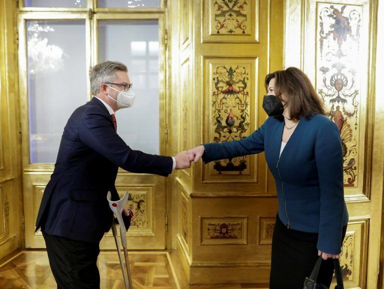 Finanzminister Magnus Brunner traf sich mit US-Botschafterin Victoria Kennedy. Ein Thema des Treffens war die Handelspartnerschaft.  BKA/WENZEL
