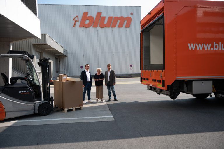 Geschäftsführer Philipp Blum, Vorarlberger Landesrätin Katharina Wiesflecker und der Marktverantwortliche für Kenia, Tobias Joseph, überprüfen den ordnungsgemäßen Versand der Maschinen nach Nairobi.Blum
