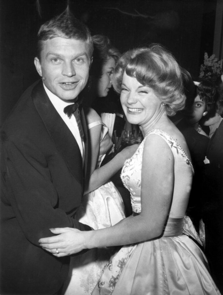 Hardy Krüger beim Tanzen mit Romy Schneider beim Filmball in Berlin im Jahr 1959.