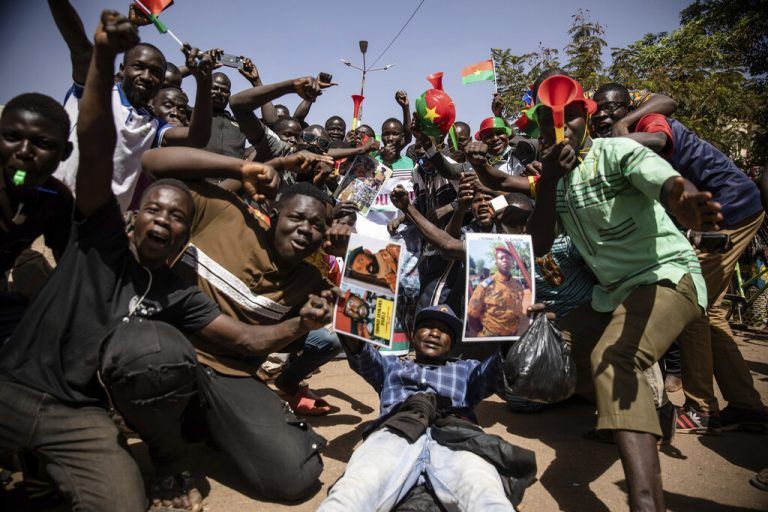 Hunderte Demonstranten bekundeten am Dienstag den neuen Militärmachthabern in Burkina Faso ihre Unterstützung. AP