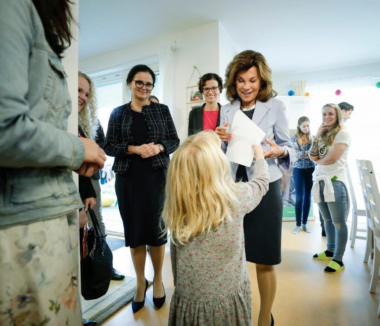 Im Kinderdorf beim Besuch der damaligen Bundeskanzlerin Brigitte Bierlein (r.) und Sozialministerin Brigitte Zarfl (l.). <span class="copyright">BKA/WENZEL</span>