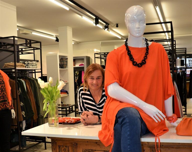 Judith Grabher, die Besitzerin der Boutique für große Größen, liebt die Farbe Orange. HRJ