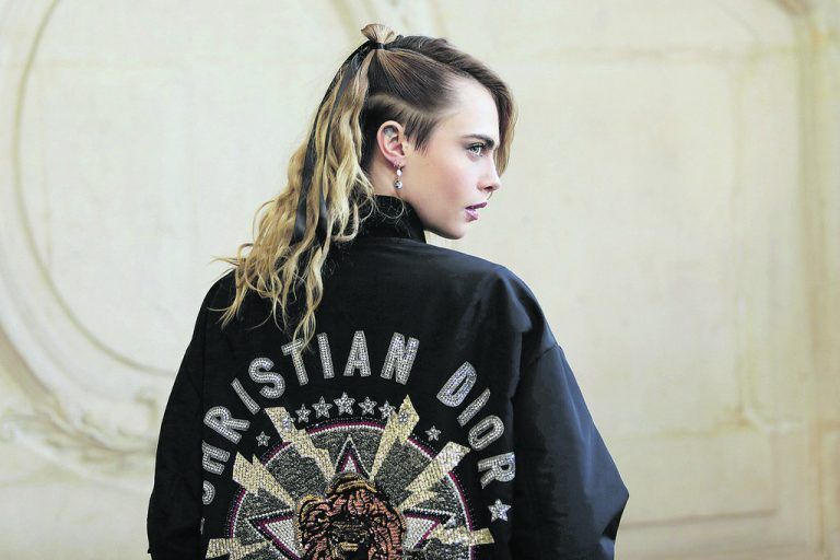 Model Cara Delevingne posiert vor der Präsentation der Haute-Couture-Modekollektion von Dior in Paris. AP