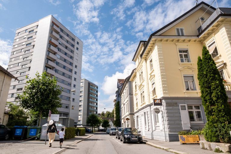 Oben: Die baufälligen Häuser sollen abgerissen werden. Unten: Die Weiherstraße.