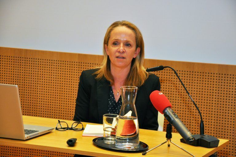 Petra Ramsauer sprach in der Stadtbibliothek über verschiedene Formen der Angst und darüber, wie man sich den Ängsten stellen kann.<span class="copyright">lcf (2)</span>