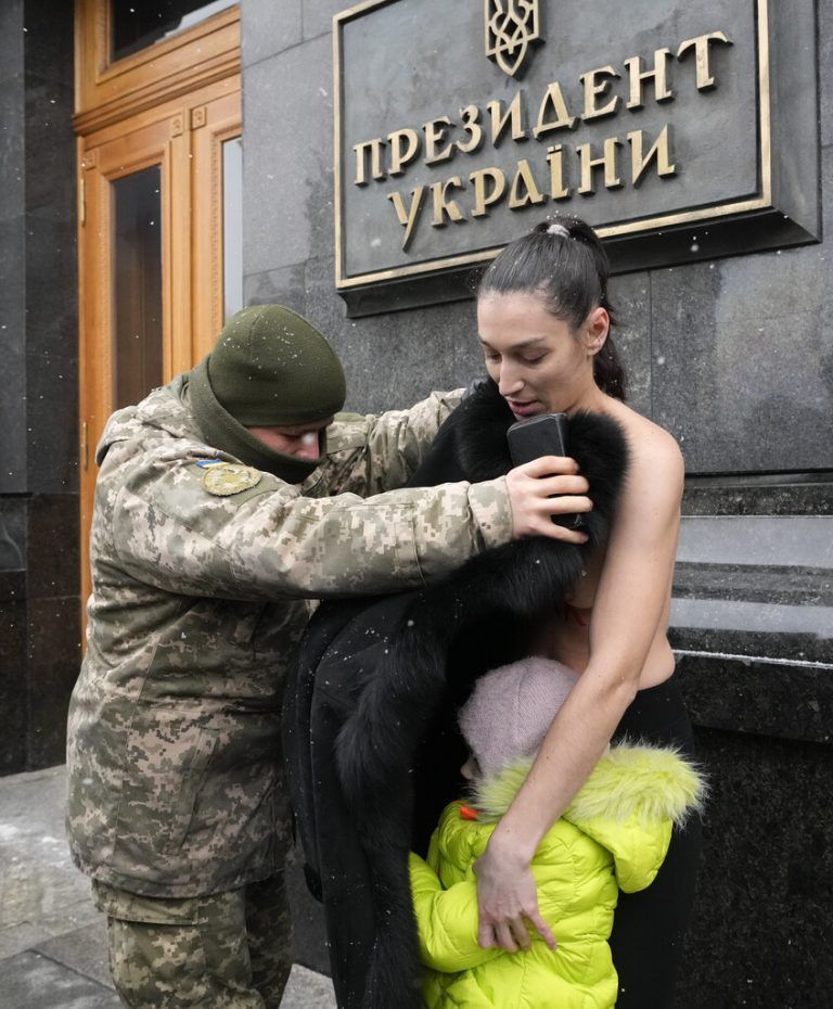 Protest oben ohne: Eine Feministin demonstrierte in Kiew gegen die Einschreibung beim Militär und wurde festgenommen. AP