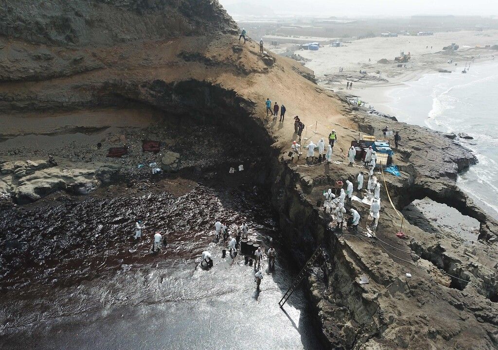 Peru ruft wegen Ölpest nach Tsunami den Umweltnotstand aus