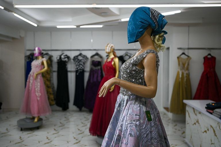 Schaufensterpuppen mit abgedeckten Köpfen sind in einem Einkaufszentrum in Kabul, Afghanistan, zu sehen. AFP