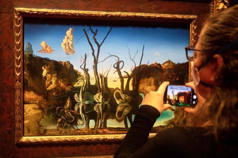 „Swans Reflecting Elephants“ von Salvador Dali (1904-1989) im Wiener Belvedere.