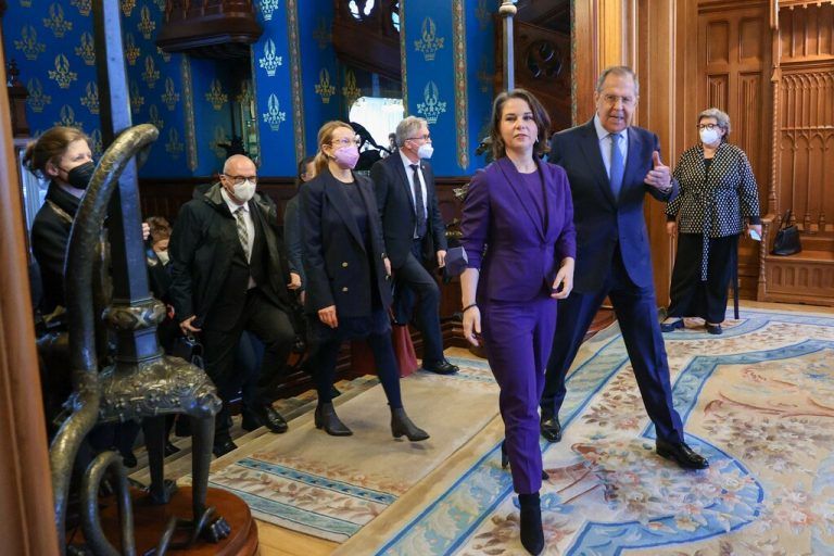 Vermittlungsversuch: Die deutsche Außenministerin Annalena Baerbock traf sich mit ihrem russischen Amtskollegen Sergej Lawrow. AFP