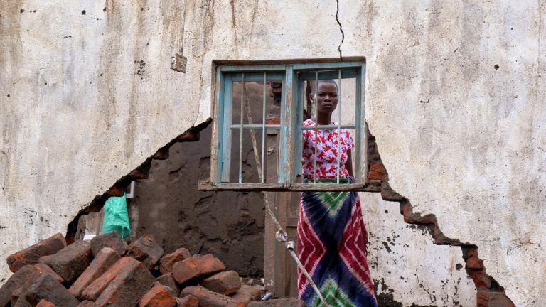 Verwüstung durch den Tropensturm Ana: Eine Frau blickt durch die Trümmer ihres Hauses im Dorf Kanjedza im Süden Malawis. RTS