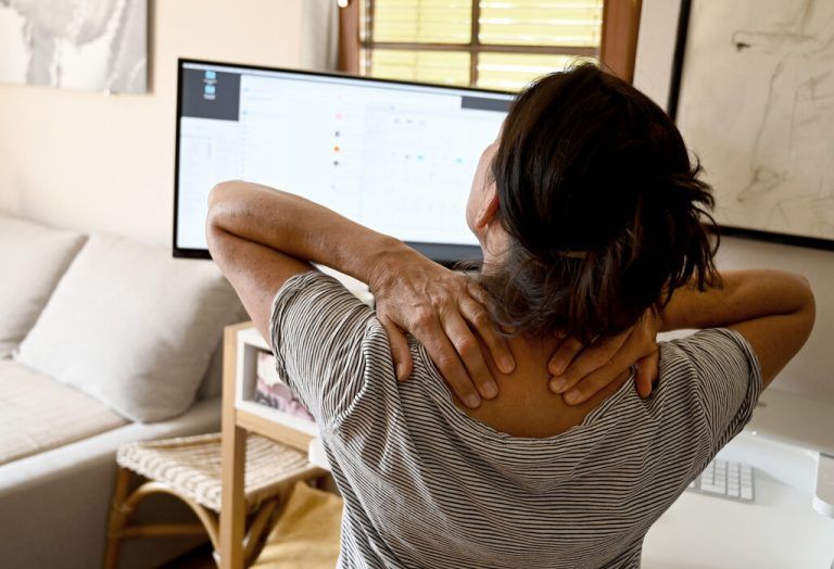Viele Mitarbeiter setzen sich zuhause trotz Krankheit an den Computer. apa