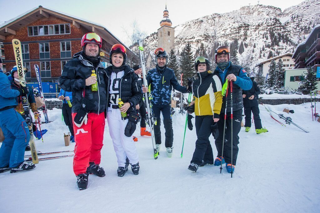 Zum „Maskenball im Schnee“ brachten sich die rund 700 Teilnehmer am Start in beste Stimmung.