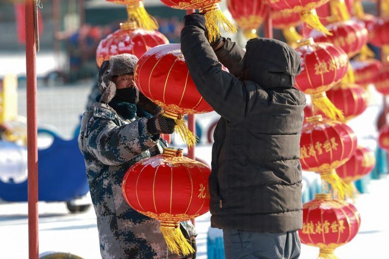 Vorbereitungen: Arbeiter installieren für das Neujahrsfest in der nord­chinesischen Stadt Shenyang rote Laternen. AFP