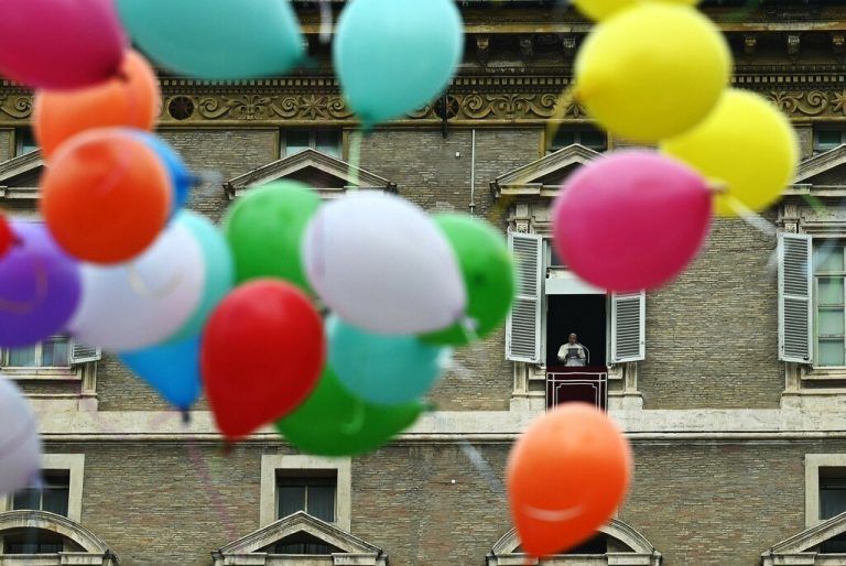 Während des Angelusgebets von Papst Franziskus im Vatikan lassen Gläubige bunte Luftballons steigen. AFP