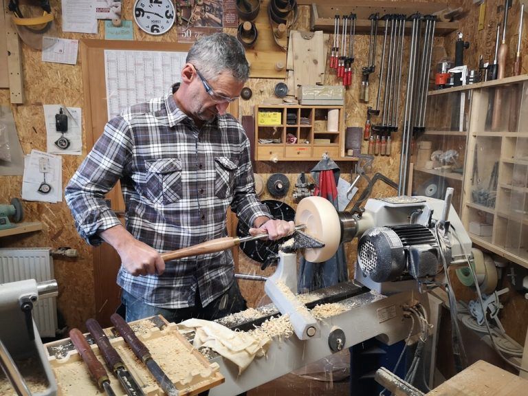 Wolfgang Maurer in der Werkstatt.